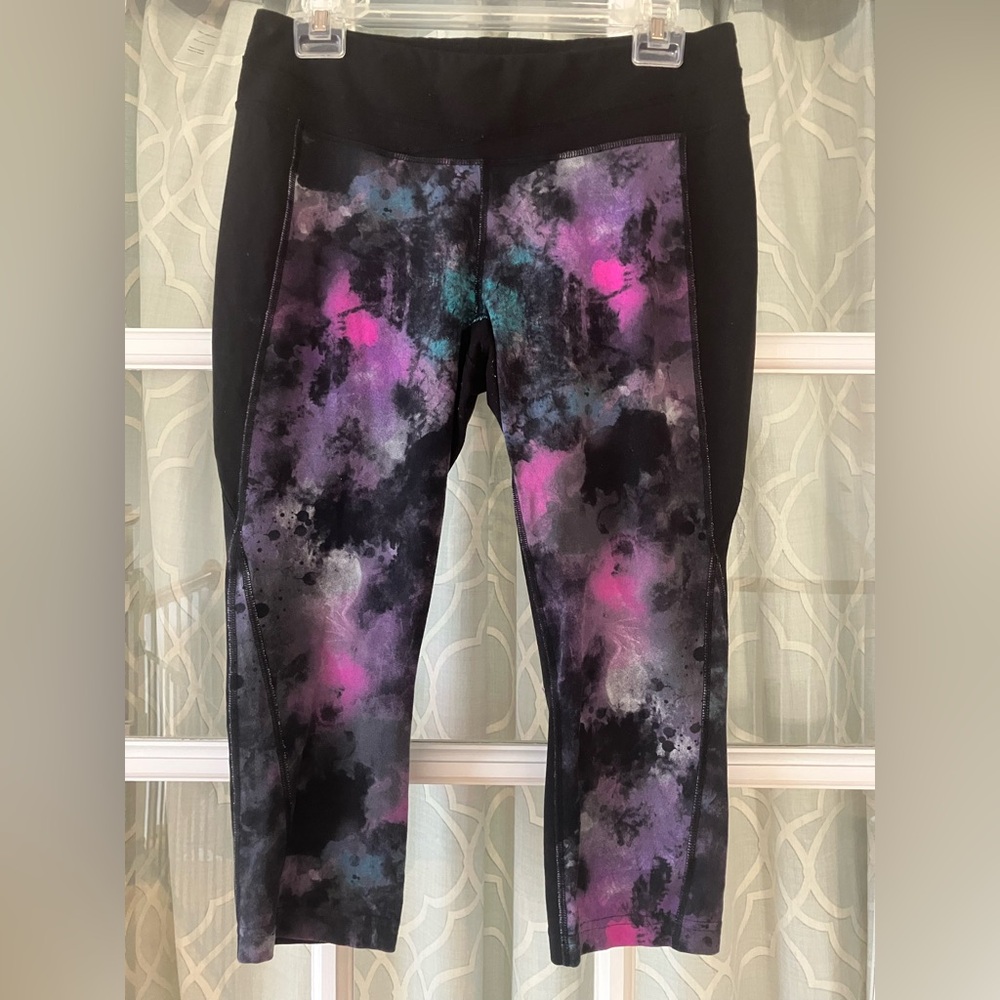 Lucy size L large 3/4 capri length yoga running pants, fitted stretch leggings